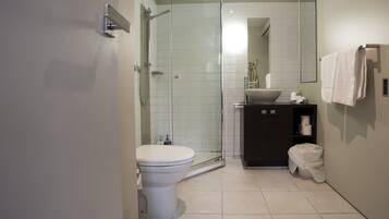 標準公寓, 2 間臥室, 非吸煙房 | 浴室 | 淋浴設備、免費盥洗用品、吹風機、毛巾