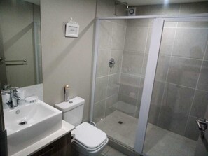 Appartement Familial, 2 chambres | Douche de la salle de bain