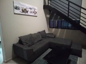 Familienapartment, 2 Schlafzimmer | Wohnbereich | Flachbildfernseher