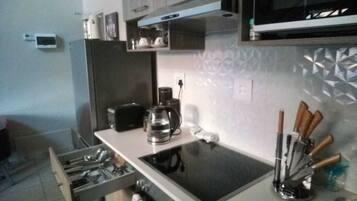 Refrigerador, microondas, horno, placa de cocina
