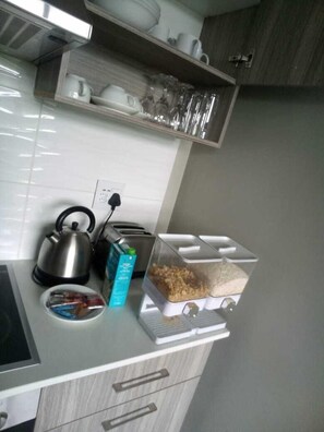 Fridge, microwave, oven, stovetop - Apartment In Rosebank Johannesburg (Johannesburg)