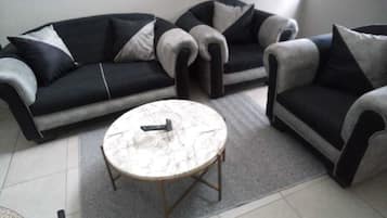 Apartamento família, 2 quartos | Sala de estar | TV de tela plana