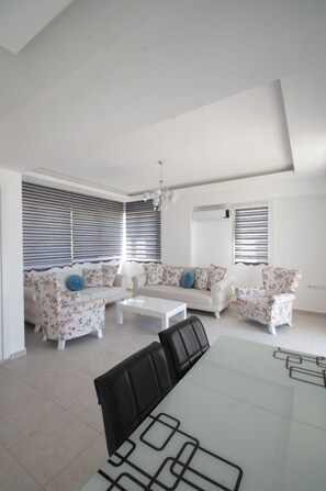 Villa | Wohnbereich | LCD-Fernseher