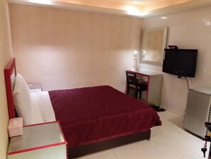 Desk, blackout drapes, free WiFi, bed sheets - Meets Happy Hotel (New Taipei City)
