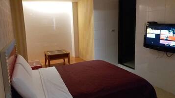 Quarto casal design | Escrivaninha, cortinas blackout, Wi-Fi de cortesia, roupa de cama