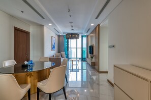 42-inch flat-screen TV with digital channels, LED TV - Hoasun Des Arts Landmark 81 (Ho Chi Minh City)