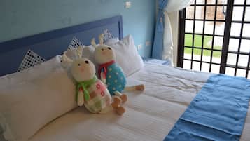 Escritorio, cortinas blackout, wifi gratis y ropa de cama