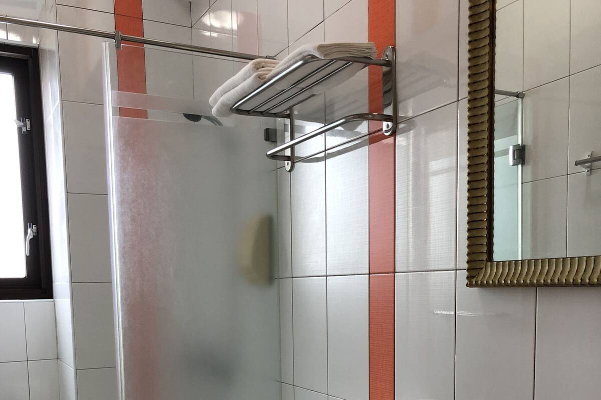 Quarto casal superior, 1 cama de casal, para não fumantes | Banheiro | Chuveiro, secador de cabelo, chinelos, toalhas de banho