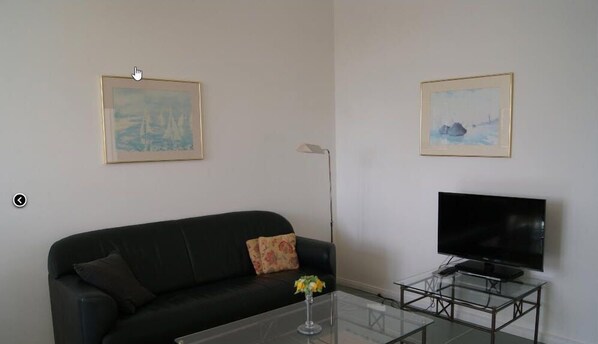 Apartment | Living area | Flat-screen TV