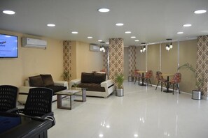 Lobby - The Red Velvet Hotel (Danapur)
