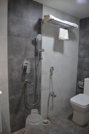 Shower, rainfall showerhead, free toiletries, towels