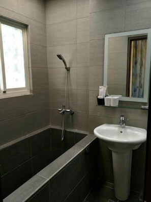 Habitació quàdruple bàsica, 2 llits dobles, no fumadors | Bany | Articles de tocador gratuïts, assecador de cabells i sabatilles 