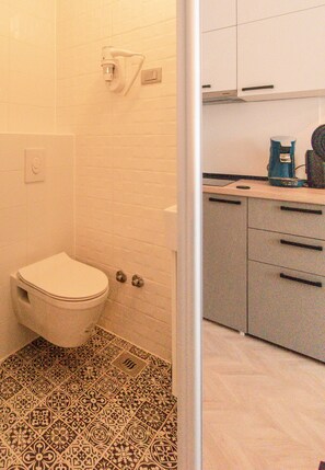 Studio (5) | Bathroom | Shower, hair dryer, towels - City Studio Apartments Pula (Pula)