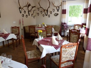 Frühstück, Mittagessen, internationale Küche, Blick auf den Garten 