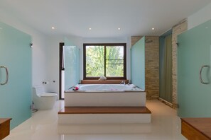Doppia Deluxe, vista piscina | Bagno | Set di cortesia gratuito, asciugacapelli, asciugamani