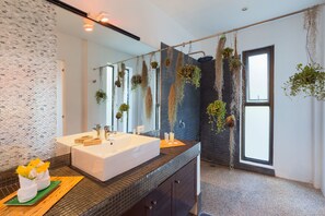 Deluxe Quadruple Room, Garden View | Bathroom | Free toiletries, hair dryer, towels - Villa Oxavia (Rawai)