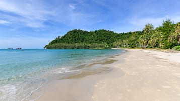 Pantai berhampiran