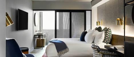 Deluxe Corner King | 1 bedroom, premium bedding, down duvets, minibar