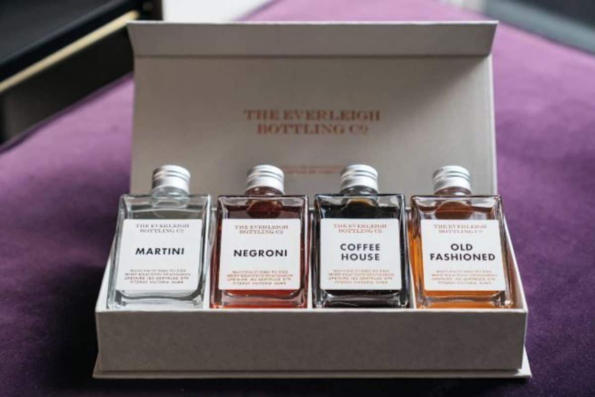 Una caja con cuatro botellas de perfume de The Everleigh Bottling Co.