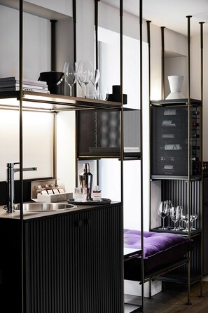 Deluxe Corner King | Room amenity - Zagame's House (Carlton)