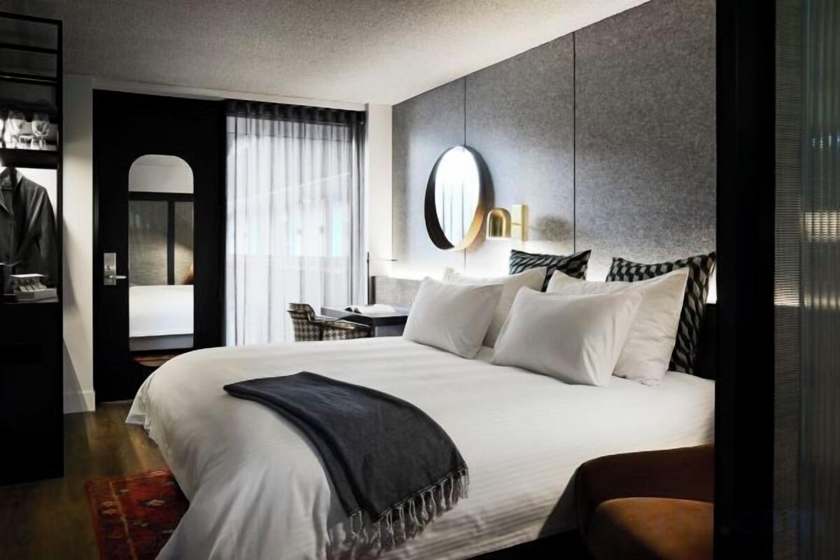 1 habitación, ropa de cama de alta calidad, cubrecamas y minibar 