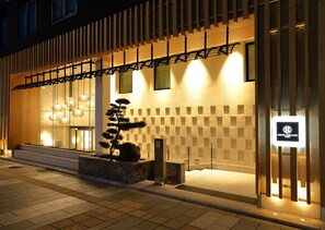 施設の正面 (日没後)