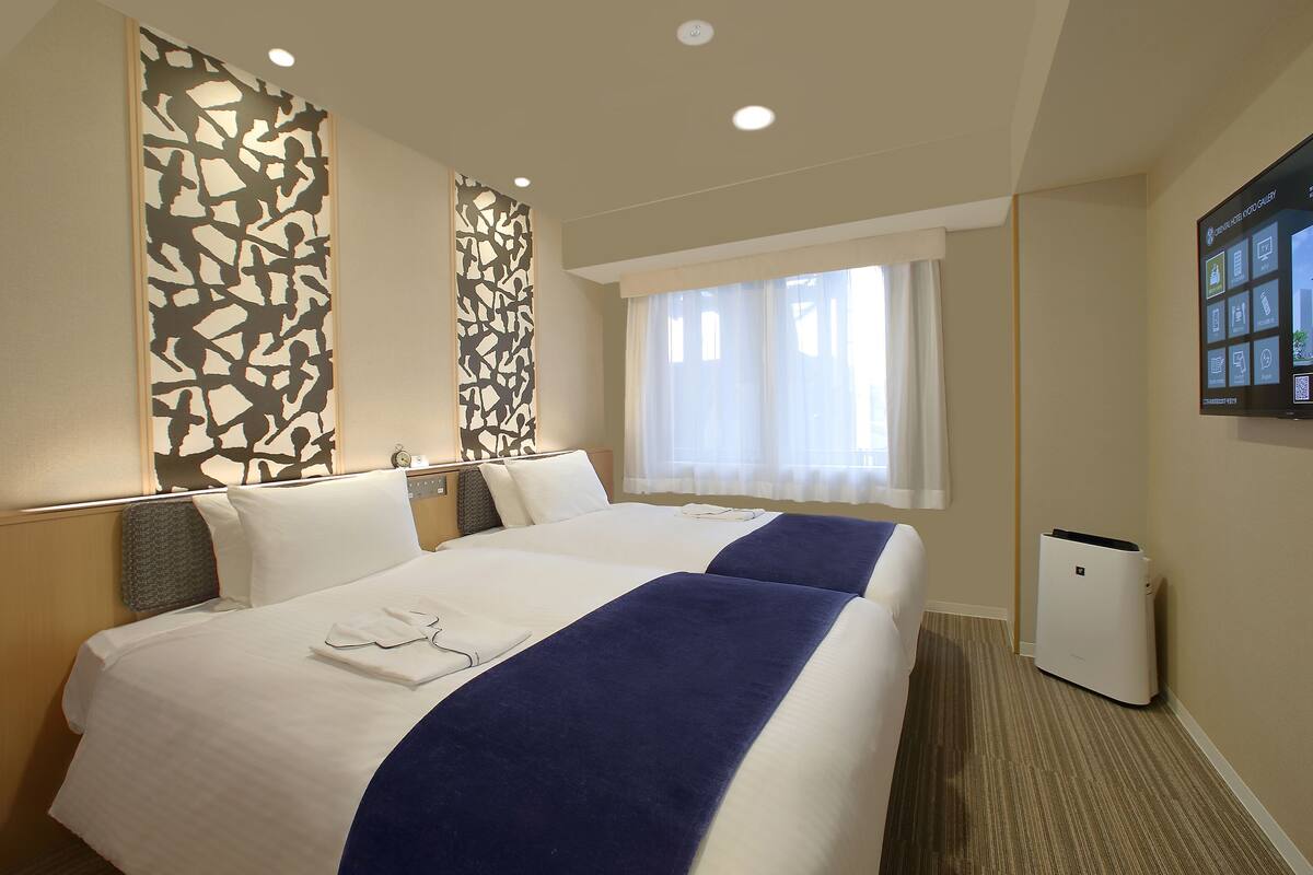 In-room safe, WiFi (free), bed sheets