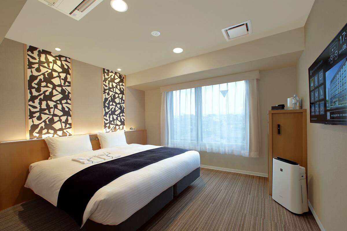 Superior Room, 1 King Bed | In-room safe, WiFi (free), bed sheets