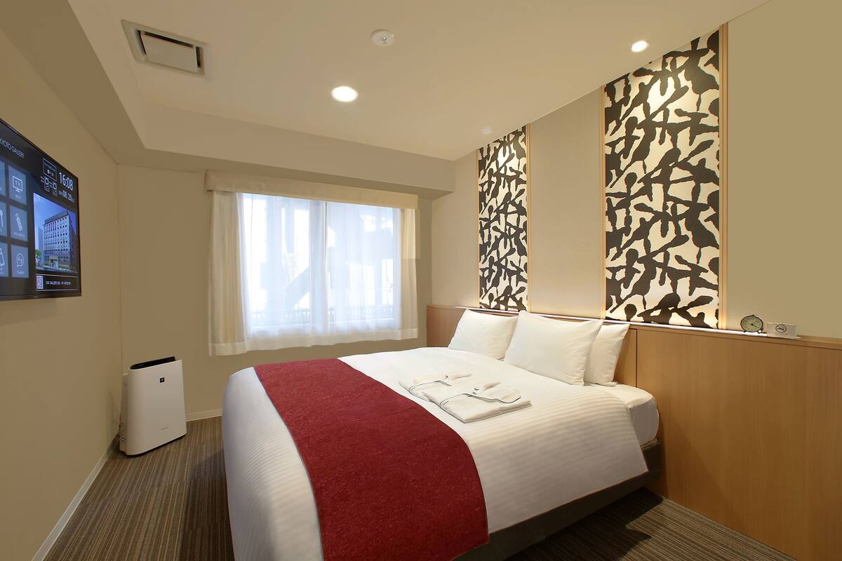 In-room safe, WiFi (free), bed sheets