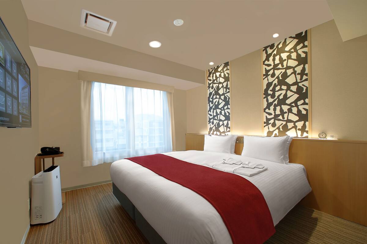 Standard Room, 1 King Bed | In-room safe, WiFi (free), bed sheets