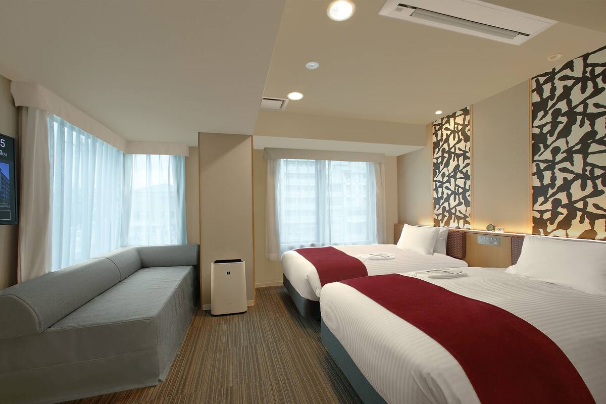 In-room safe, WiFi (free), bed sheets