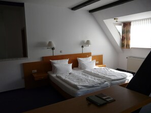 Suite | Desk, rollaway beds, bed sheets - Hotel am Salzberg (Philippsthal)