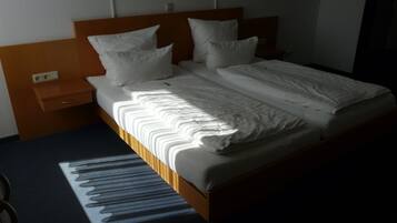 Double or Twin Room | Desk, rollaway beds, bed sheets