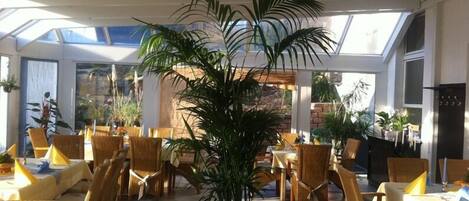 Daily continental breakfast (EUR 8 per person)