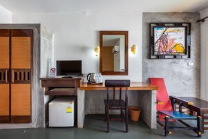 In-room safe, blackout drapes, free WiFi