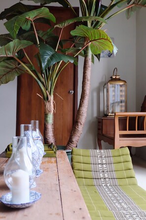 32-inch Smart TV with digital channels, TV