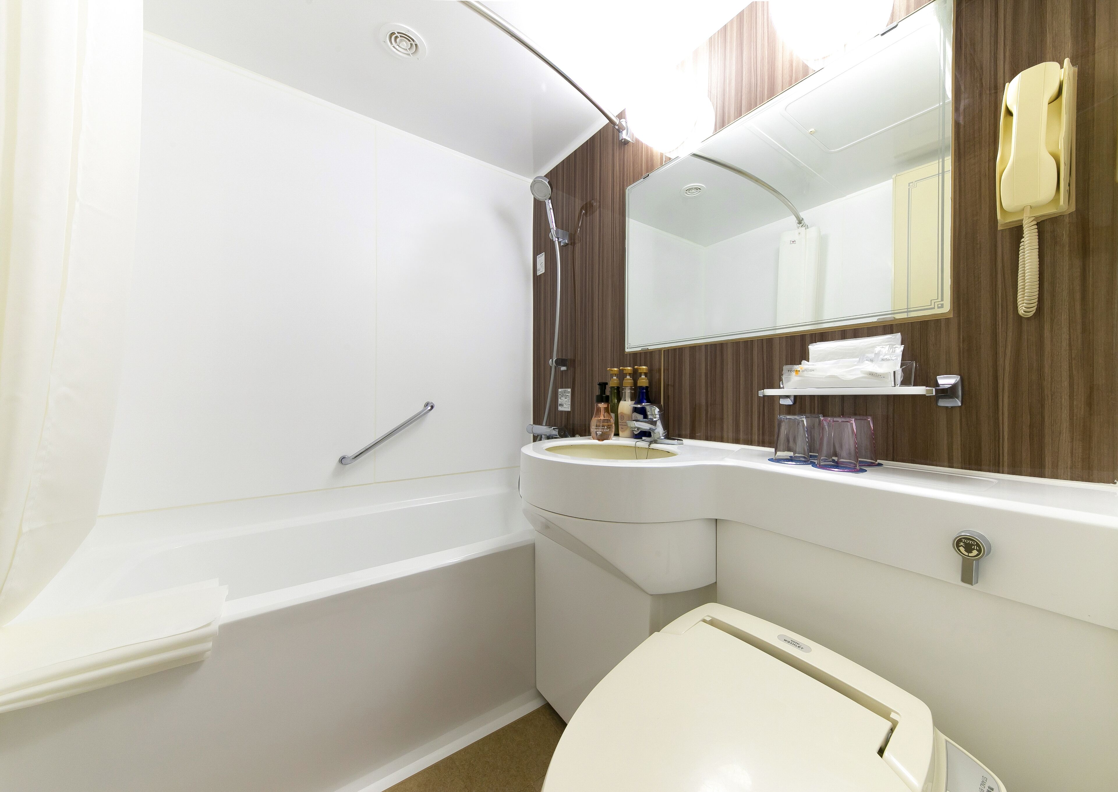 family room (non-smoking) | bathroom | combined shower/bathtub, deep-soaking bathtub, free toiletries