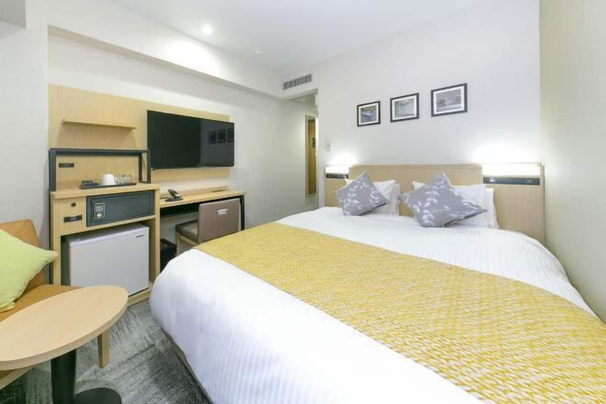 Ropa de cama de alta calidad, escritorio, wifi gratis y ropa de cama