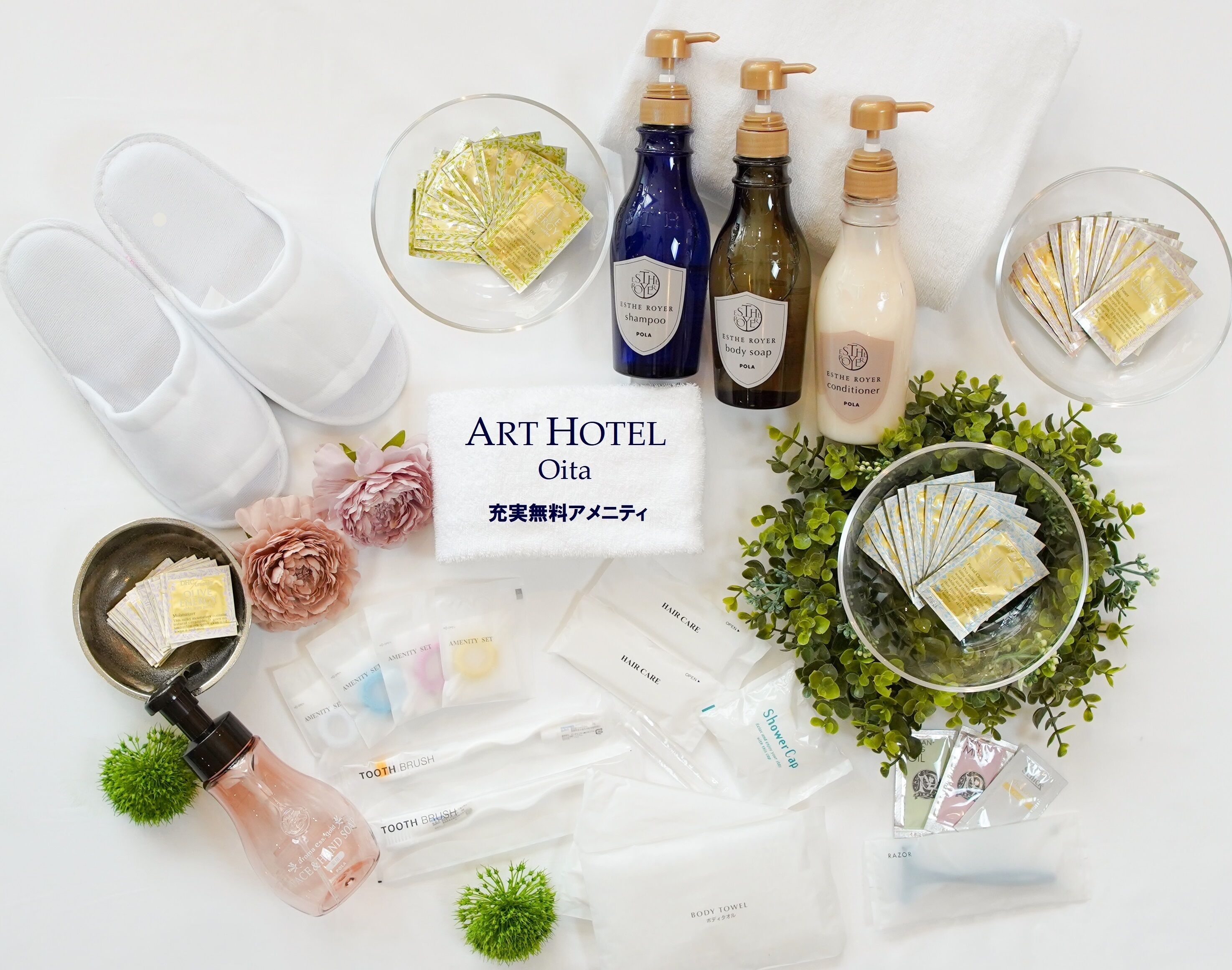 combined shower/bathtub, deep-soaking bathtub, free toiletries