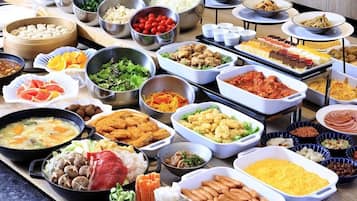 Daily buffet breakfast (JPY 1600 per person)