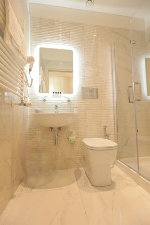 Combined shower/bathtub, spring water bathtub, rainfall showerhead - Garibaldi Suite (Naples)