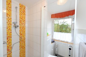 Apartment (incl. 25 EUR final cleaning fee) | Bathroom | Shower, hair dryer, towels - Ferienwohnungen Birkenhof (Großwoltersdorf)