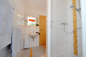 Apartamento (incl. 25 EUR final cleaning fee) | Banheiro | Chuveiro, secador de cabelo, toalhas de banho 