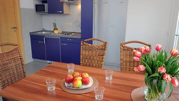 Apartment (incl. 25 EUR final cleaning fee) | Private kitchenette | Fridge, microwave, stovetop, coffee/tea maker