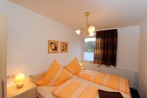 Apartment (incl. 25 EUR final cleaning fee) | 2 bedrooms, individually furnished, laptop workspace, cribs/infant beds - Ferienwohnungen Birkenhof (Großwoltersdorf)