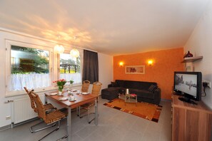 2 bedrooms, individually furnished, laptop workspace, cots/infant beds - Ferienwohnungen Birkenhof (Großwoltersdorf)