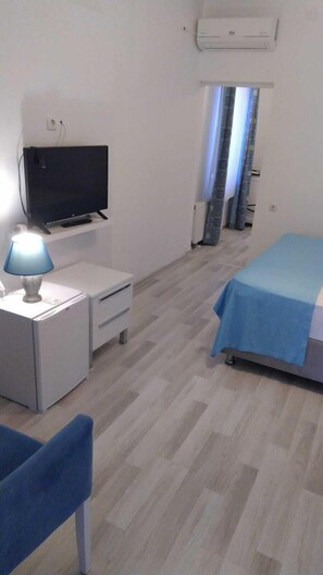 Kamar Quadruple Standar | Area keluarga | Smart TV 30-inci dengan saluran TV premium dan TV