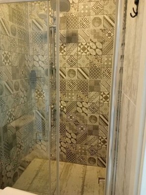 Standard Quadruple Room | Bathroom | Shower, free toiletries, hair dryer, slippers - Daffne Pansiyon (Çanakkale)