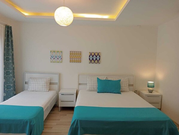 Kamar Quadruple Standar | Seprai katun Mesir, seprai premium, minibar, dan tirai kedap cahaya