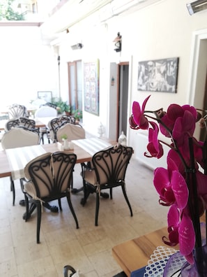 Breakfast, lunch and dinner served - Daffne Otel (Çanakkale)